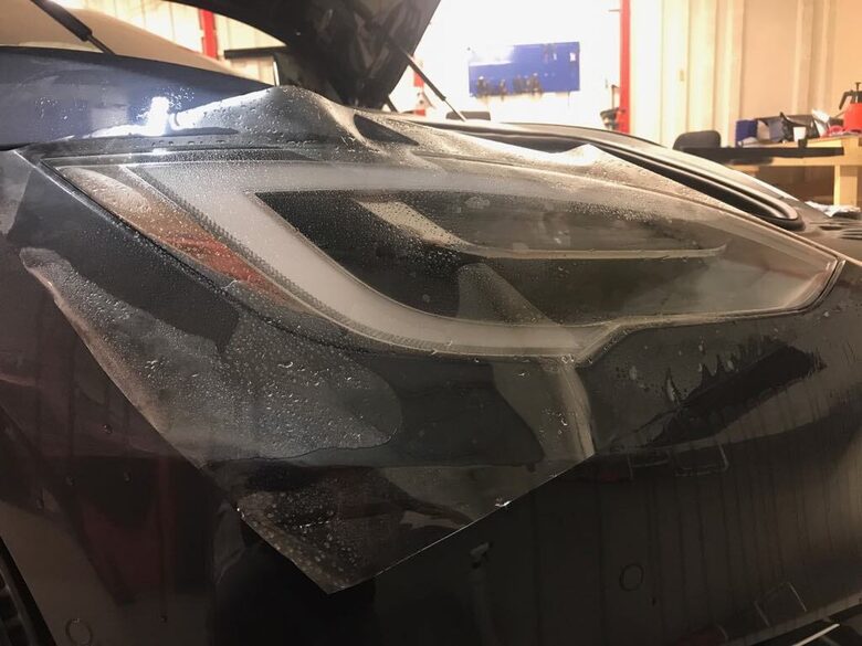 Оклейка фар защитной плёнкой